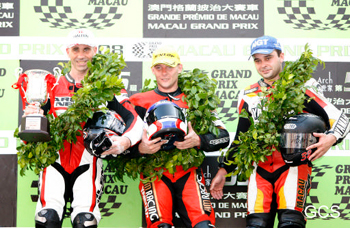 Keith Amor (centre) celebrates victory (GCS)