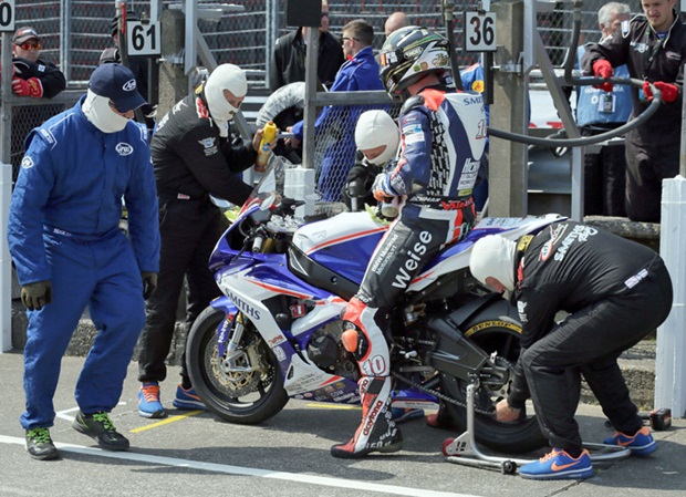 Peter Hickman goes for a Dunlop tyre change at the pitstop during the RL360º Superstock TT Race. Photo Stephen Davison / Pacemaker Press Intl.