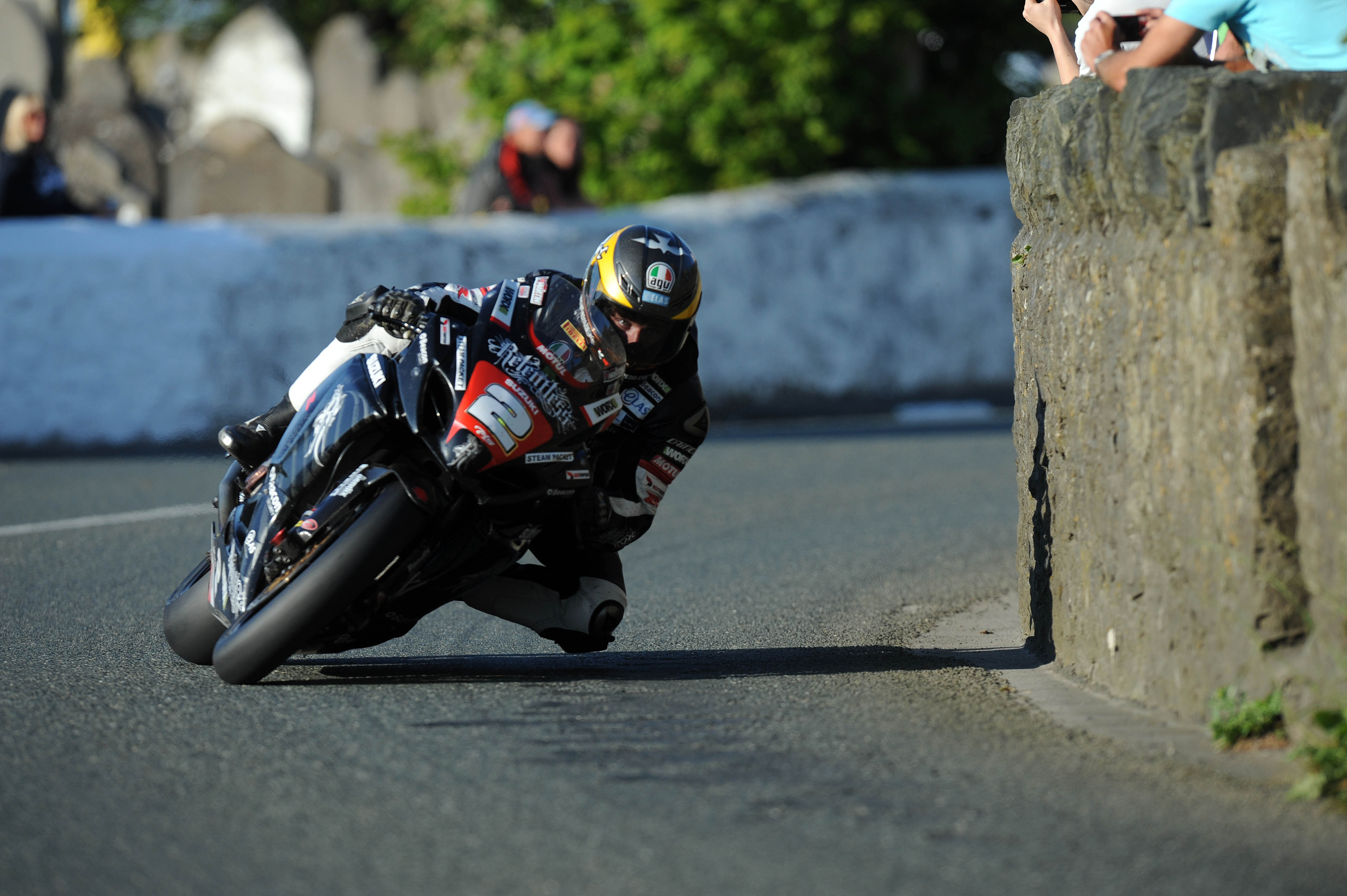 Martin takes 1000cc Race Win from Dunlop at the Southern 100