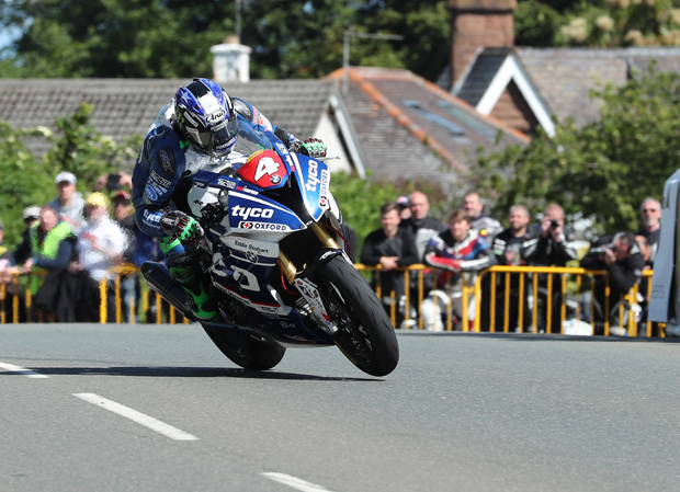 Ian Hutchinson vence a primeira prova do TT da Ilha de Man 2017