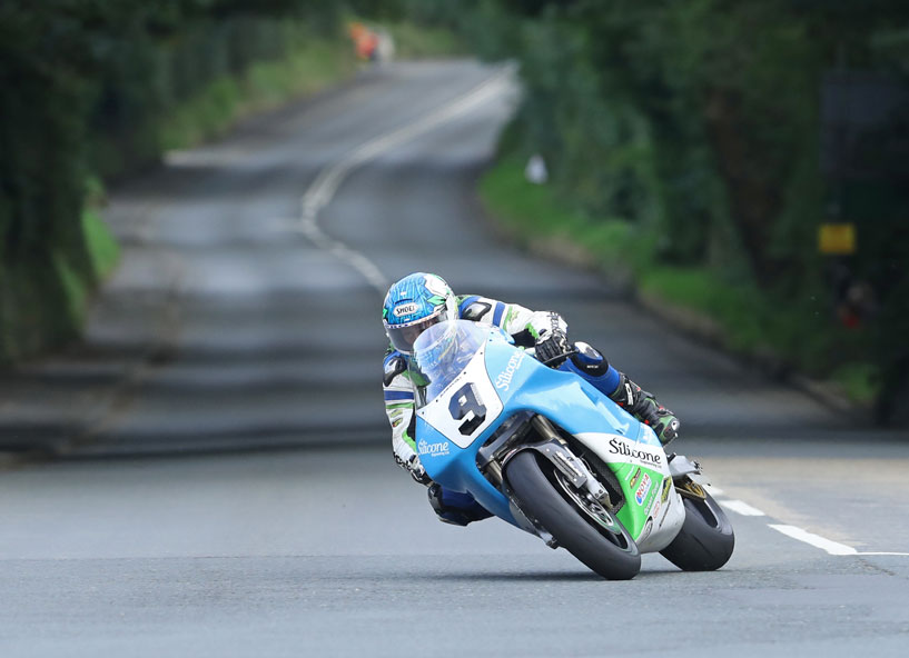 TT Ilha de Man com uma Suzuki RG500 2T - onboard